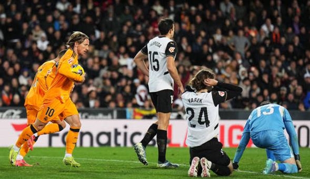 Luka Modric ghi bàn gỡ hòa 1-1 cho Real Madrid.