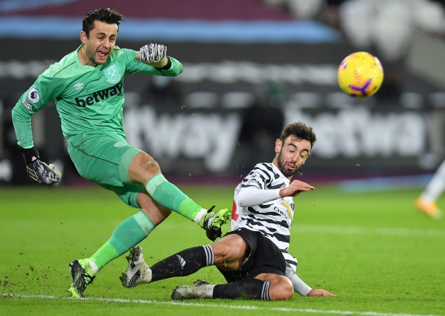 Sau giờ nghỉ, HLV Solskjaer quyết định tung con át chủ bài Bruno Fernandes vào sân thay Donny van de Beek, Edinson Cavani cũng ra nghỉ nhường chỗ cho Marcus Rashford.