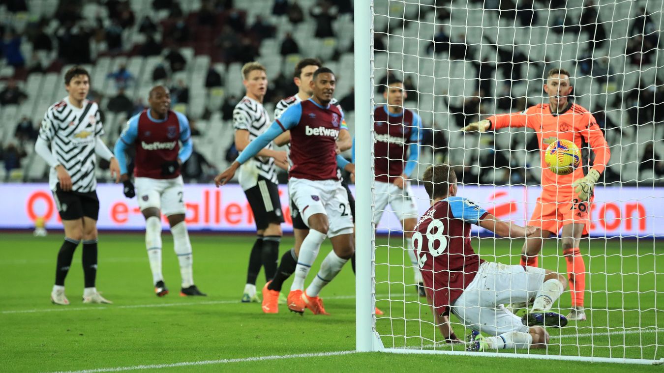 Và không ngạc nhiên khi West Ham là đội bóng có bàn thắng mở tỷ số trước. Phút 38, West Ham có pha đá phạt góc cực kỳ hiệu quả, và Tomas Soucek là người ghi bàn với cú đệm bóng cận thành rất dễ dàng.