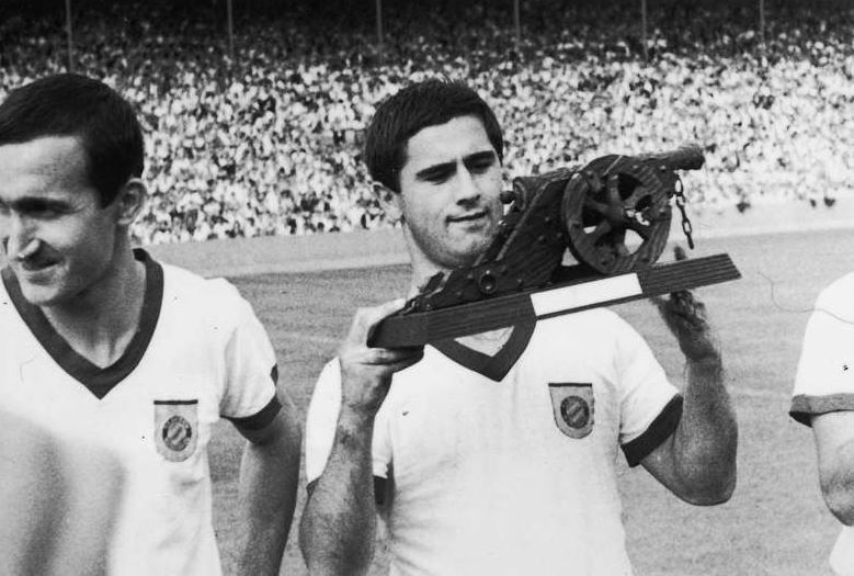 1. GERD MULLER | Bayern Munich | 365 bàn thắng trong 427 trận đấu