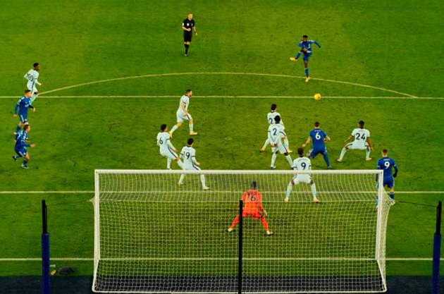 Pha ra chân thành bàn của Wilfred Ndidi.