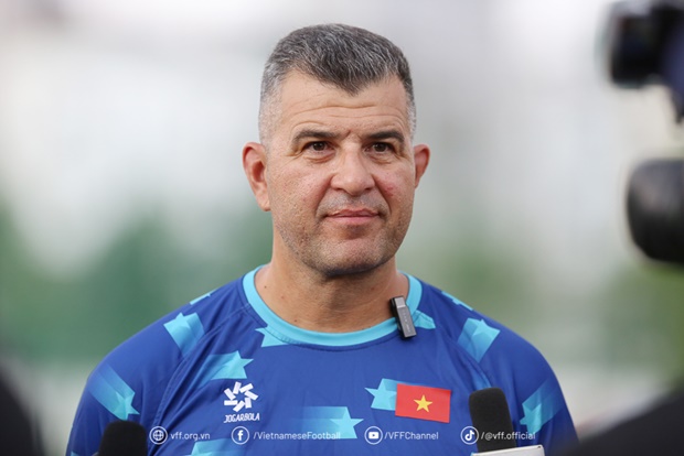 HLV Cristiano Roland hiện đang nắm đội U17 Việt Nam. Ảnh: VFF.