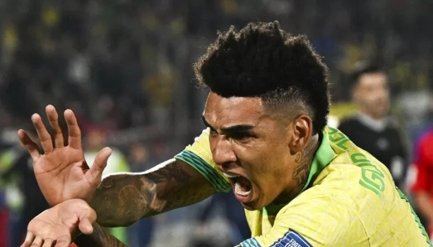 Brazil thoát hiểm nhờ 2 bàn ở những phút cuối mỗi hiệp.