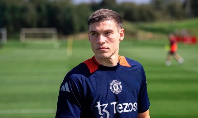 Ugarte chơi tốt ở vị trí trung vệ lạ lẫm.