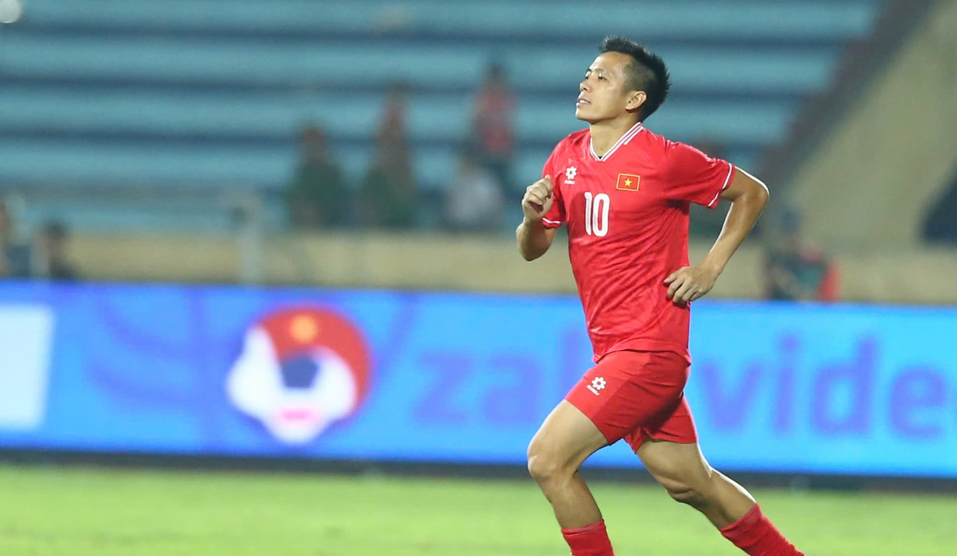 Văn Quyết được xem như một huyền thoại tại V-League. Ảnh: VFF.