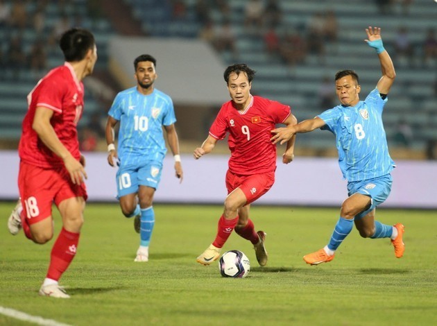 Nguyễn Văn Toàn chơi năng nổ ở trận gặp Ấn Độ. Ảnh: Vietnamnet.