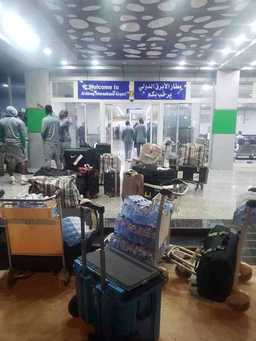 Tình cảnh xảy ra trước trận đấu vòng loại quan trọng cho Cúp bóng đá châu Phi 2025 giữa Nigeria và Libya.
