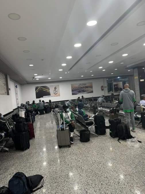 Giờ đây, Nigeria sẽ lên chuyên cơ riêng để về nước và quyết định từ chối lên chuyến đi xe buýt kéo dài ba giờ từ Al-Abraq đến Benina, nơi diễn ra trận đấu.