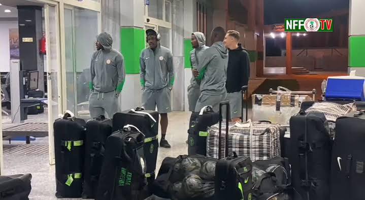 Đội tuyển Nigeria đã bị kẹt ở sân bay quốc tế Al Abraq, Libya khoảng 16 tiếng sau khi chuyến bay dự kiến hạ cánh ở Benghazi của họ phải dời địa điểm đáp.