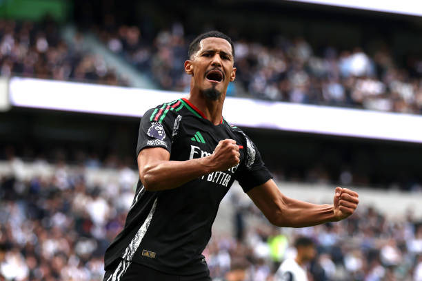 8 - William Saliba. Đánh giá từ FourFourTwo: "Chắc chắn Saliba có thể chơi ở vị trí tiền vệ, nếu anh ấy không phải là một trong những hậu vệ xuất sắc nhất trên trái đất."