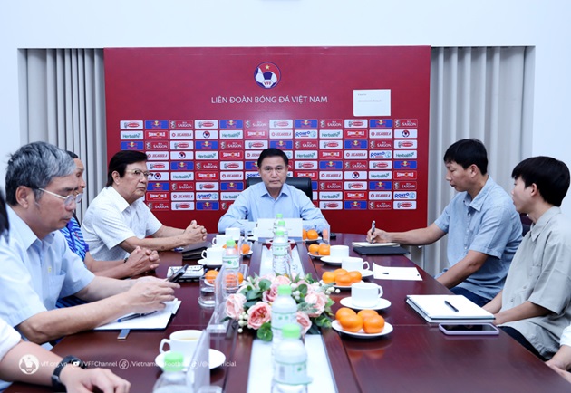 HLV Kim Sang-sik họp thảo luận kế hoạch chuẩn bị cho ĐT Việt Nam hướng tới ASEAN Cup 2024. Ảnh: VFF.