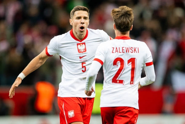 Nicola Zalewski rút ngắn tỷ số xuống còn 2-3 cho đội chủ nhà.