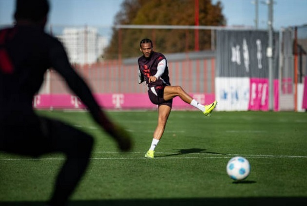 Leroy Sane đặc biệt chăm tập sút ở buổi tập gần nhất của Hùm xám. Anh mới chỉ ghi được đúng 1 bàn ở mùa giải này (đến từ sân chơi Champions League).