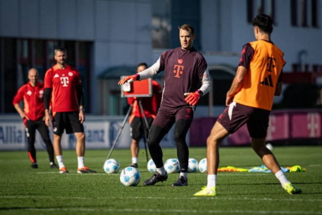 Điều thú vị là Manuel Neuer tham gia nhiệt tình vào các bài tập chuyền bóng của đội.