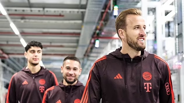 Việc chọn xe nhà tài trợ Audi đã trở thành truyền thống hàng năm của Bayern Munich, và năm nay cũng không ngoại lệ khi các cầu thủ được lựa chọn giữa nhiều loại xe điện. Harry Kane chọn chiếc SUV Audi SQ8 e-tron2 có giá trị 98.000 euro (82.000 bảng Anh).