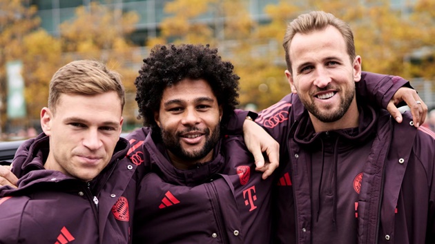 Kane, Kimmich và Gnabry cùng chụp ảnh làm kỷ niệm. Kane là nhân tố chính tại Bayern Munich khi ghi được 5 bàn thắng và có 6 pha kiến ​​tạo trong 6 ần ra sân ở Bundesliga mùa này.