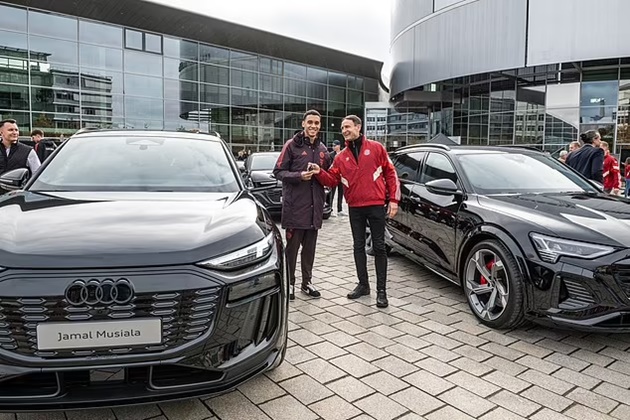 Trong khi đó, Jamal Musiala đã chọn chiếc Q6 e-tron, Mythos Black Metallic, có giá 50.000 bảng Anh.