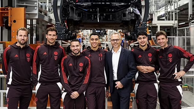 Các cầu thủ và ban huấn luyện của Bayern chụp ảnh tập thể tại gara Audi khi họ tận hưởng một ngày vui chơi chỉ vài tuần sau khi mùa giải mới bắt đầu.