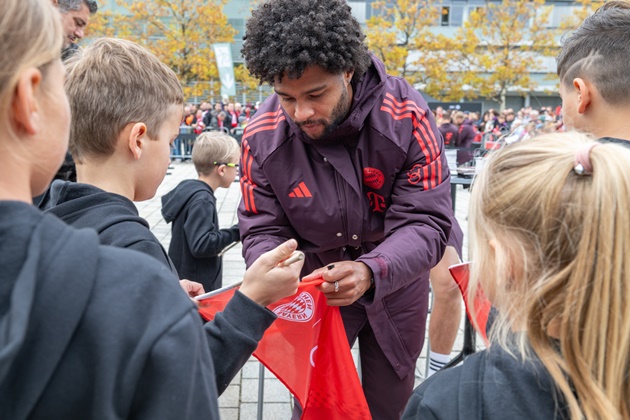 Serge Gnabry ký tặng áo đấu cho những CĐV nhí.