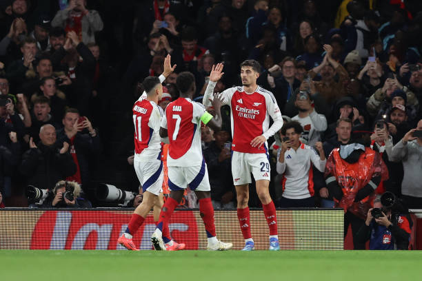 Sau 5 lần chạm trán Paris Saint-Germain trong khuôn khổ Cúp châu Âu, Arsenal vẫn đang giữ vững thành tích bất bại (thắng 2 hòa 3).