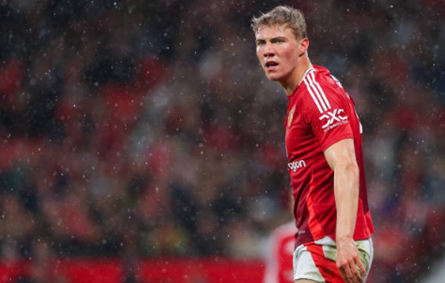 Trung phong: Rasmus Hojlund. Hojlund có mùa giải đầu tiên khá ấn tượng tại Old Trafford. Tuy nhiên anh chỉ mới chơi hơn 30 phút mùa này ở EPL vì chỉ mới trở lại sau chấn thương.