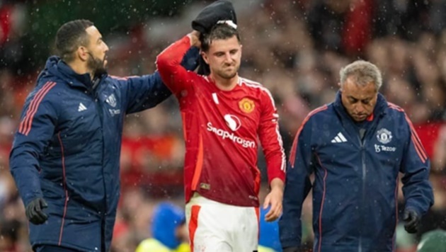 Mason Mount vào sân thay Kobbie Mainoo trước khi bước vào giờ nghỉ. Cầu thủ người Anh không thể thi đấu trọn vẹn hiệp 2 vì cần tiếp nhận điều trị.