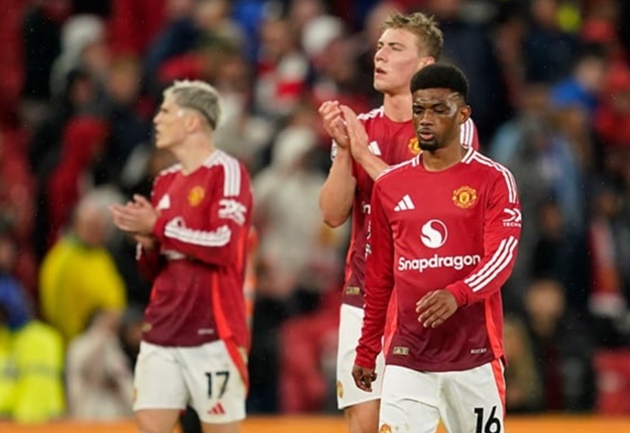 Thua 0-3 tại Old Trafford, thầy trò HLV Erik ten Hag tụt xuống vị trí thứ 13 trên bảng xếp hạng Premier League.