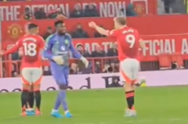 Trong đó, Casemiro “giáo huấn” đàn em De Ligt, còn Hojlund chỉ trỏ và than phiền với Onana. Thủ thành Cameroon vì thế tiến gần đồng đội để tranh cãi.