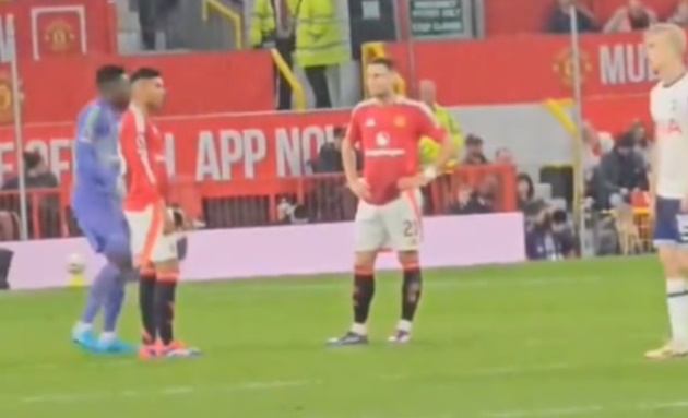 Sự việc trên sân khiến người xem cho rằng bầu không khí và tinh thần trong phòng thay đồ của Man Utd đã đi xuống trầm trọng.