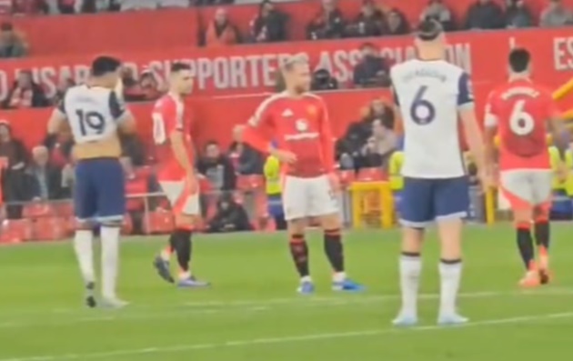 Cuộc tranh cãi chỉ dừng lại khi trọng tài cho bắt đầu lại trận đấu.