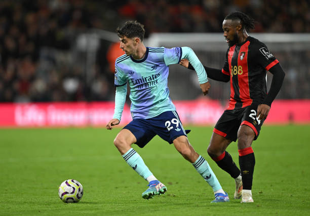 Thiếu vắng Bukayo Saka lẫn Martin Odegaard, Pháo thủ đã sớm gặp khó khăn ngay từ những phút đầu trận.