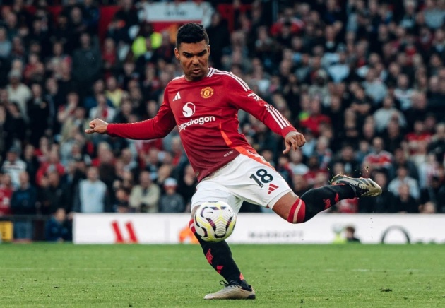 Có nhiều đồn đoán cho rằng Casemiro có thể sẽ rời câu lạc bộ vào cuối mùa giải 2023/24. Tuy nhiên, tiền vệ người Brazil vẫn tiếp tục gắn bó với Manchester United.