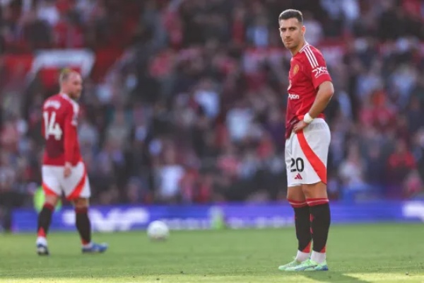 Dalot bị chỉ trích.