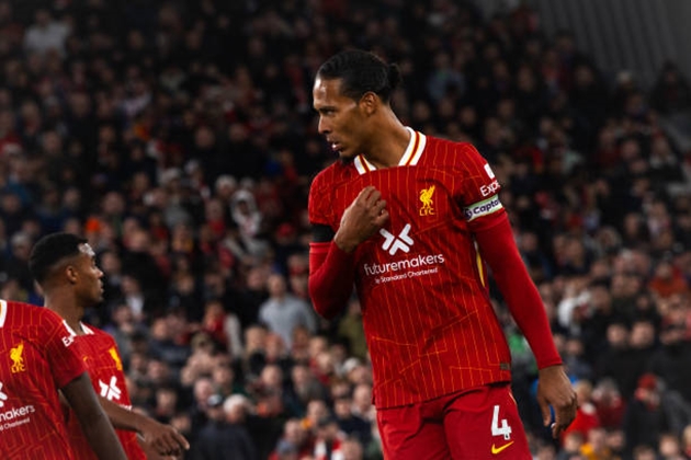 Virgil Van Dijk vẫn là điểm tựa cho hàng thủ Liverpool.