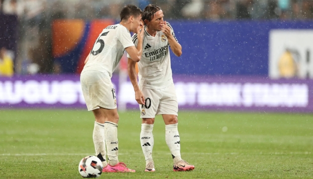 Modric đối diện với thẻ vàng thứ 3.