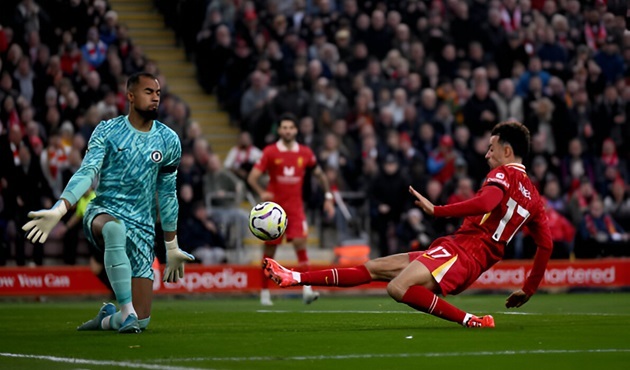 Hàng thủ Chelsea bộc lộ nhiều vấn đề trong trận thua Liverpool vừa qua.