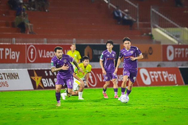 Minh Khoa (số 10) thi đấu khởi sắc trong màu áo Bình Dương.