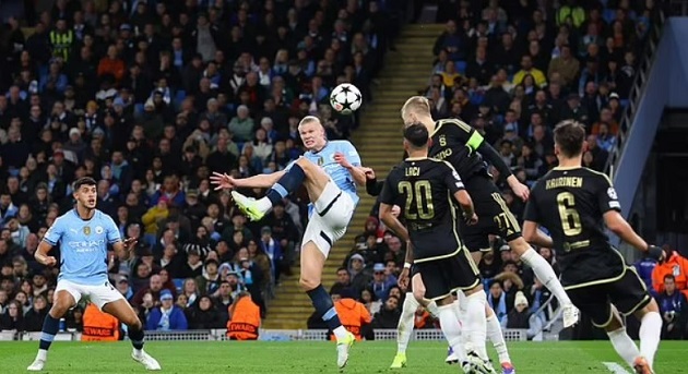 Haaland ghi bàn với động tác kỹ thuật cực khó.