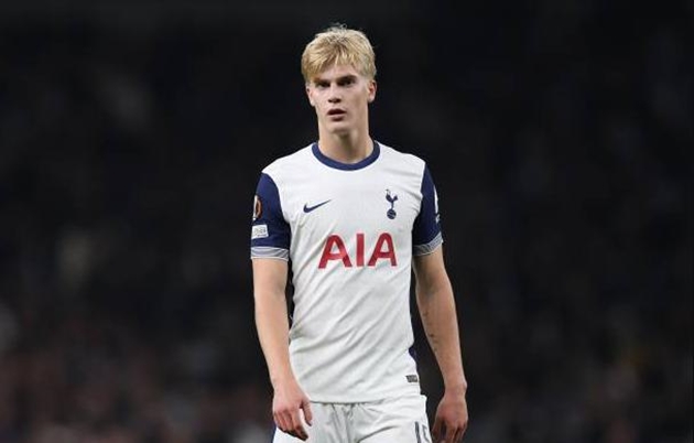 Ange Postecoglou khẳng định Lucas Bergvall chỉ gặp đôi chút vấn đề về thể trạng ở trận đấu với AZ Alkmaar.