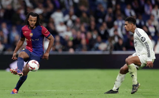 Jules Kounde: 7,3. Kounde gặp nhiều khó khăn khi theo kèm Vinicius. Nhưng đã phối hợp tốt cùng các đồng đội để tạo ra bẫy việt vị.