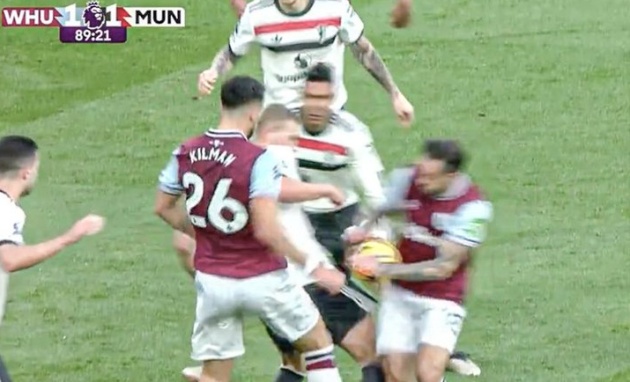 Tình huống va chạm giữa De Ligt và Danny Ings.