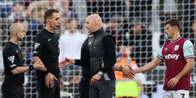 Ten Hag không hài lòng với quyết định của tổ trọng tài.