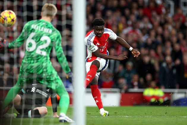 Bukayo Saka mở tỷ số cho Arsenal ngay phút thứ 9.