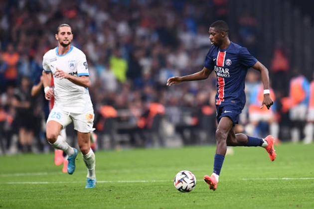 Ousmane Dembele gây ấn tượng mạnh trên hàng công.