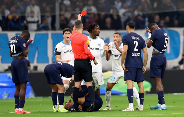 Harit không oan khi nhận thẻ đỏ.