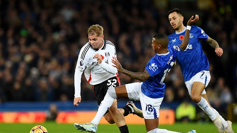 Smith Rowe cùng các đồng đội đã có trận chia điểm đáng tiếc trước Everton.