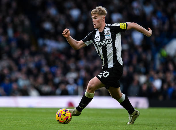 Số liệu từ Fotmob cho thấy, Hall có đến 4 đường chuyền tạo cơ hội ghi bàn trước Chelsea (nhiều nhất trận), và anh cũng là tác giả của đường kiến tạo giúp Isak quân bình tỷ số.