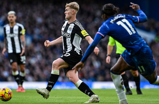 Đáng chú ý, trận đấu vừa qua đã chứng kiến ngày trở lại "mái nhà xưa" của Lewis Hall, người trưởng thành từ lò đào tạo Cobham và được Chelsea bán đứt cho Newcastle trong mùa Hè.