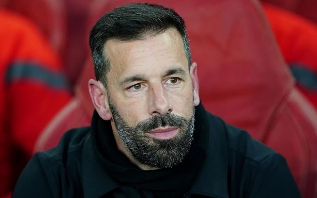 Van Nistelrooy sẽ tạm thời cầm quân.