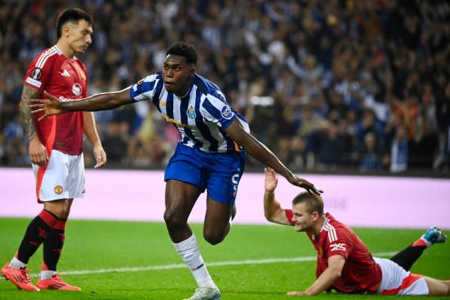 Hàng thủ Man Utd không thể ngăn cản Omorodion.